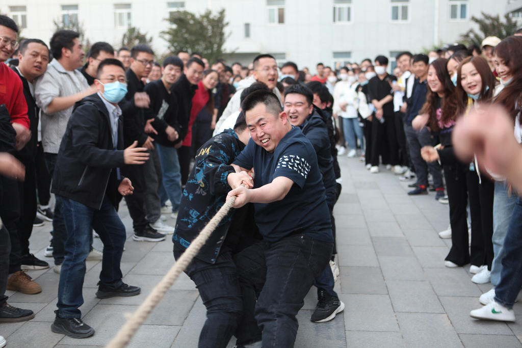 太阳成微电举办迎“五一”员工拔河比赛